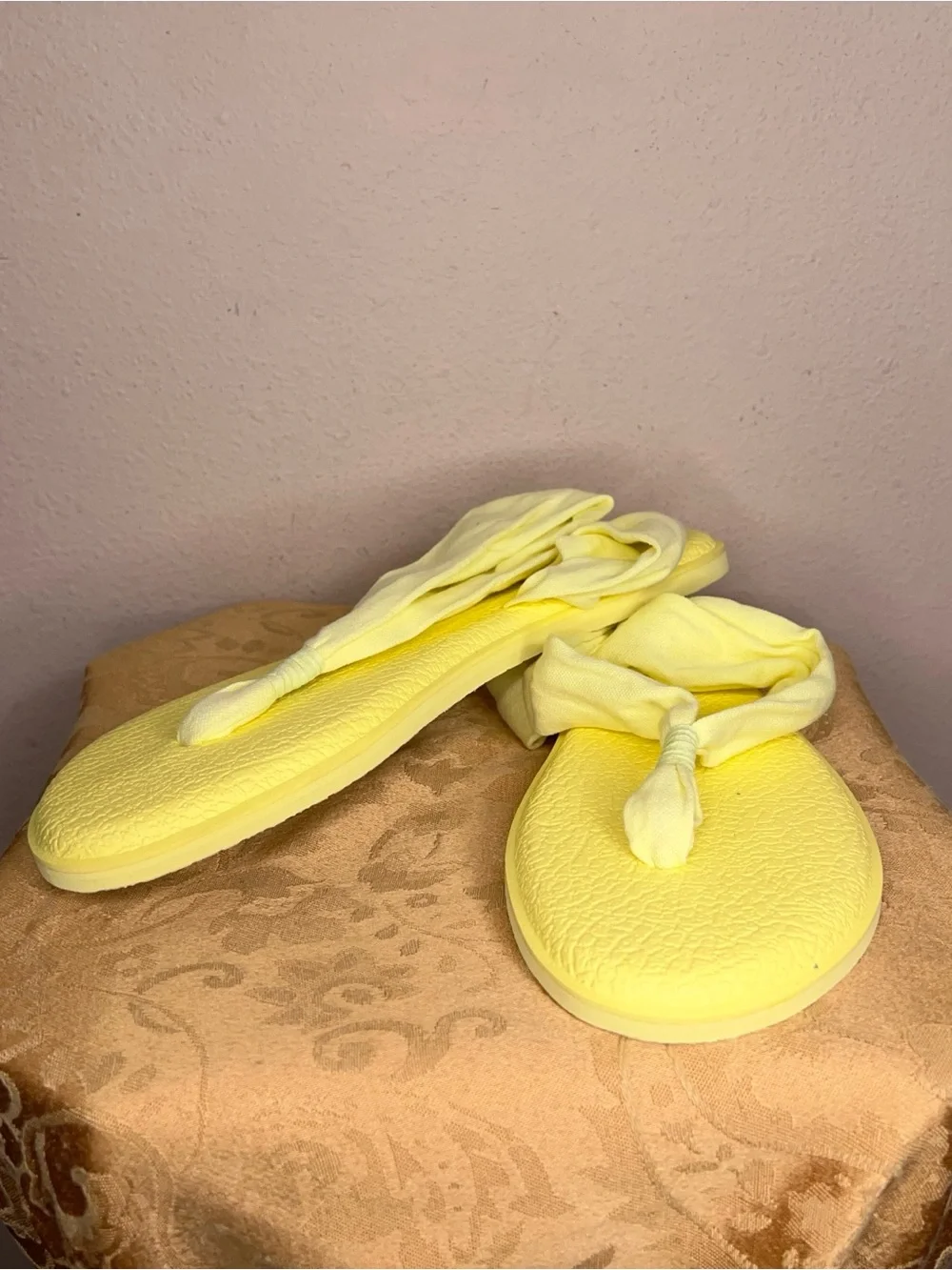 Size 9 Sanuk Yellow Nwot Sandals Soft Straps Comfy Beach Comfort Vacation